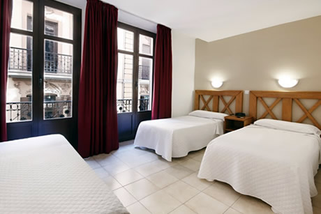 hostal atenas with rooms for kids