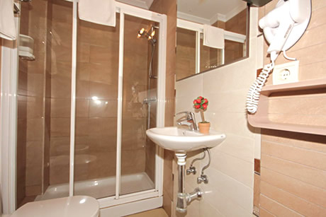 modern and clean bathroom in hostel costa azul