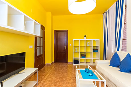 red and white salon with TV in the hostel nest style granada
