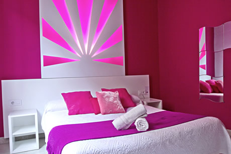 red and white salon with TV in the hostel nest style granada