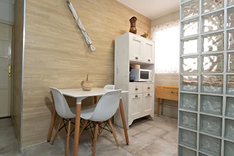small kitchen with table and microwave in the hostel venecia gomerez