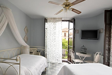 white room in the hostel venecia gomerez