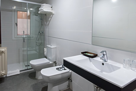 large private bathroom in hostel verona