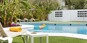 hotels in motril with swimming pool and sun loungers