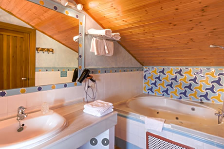 andalucian style bathroom in the arabeluj hotel
