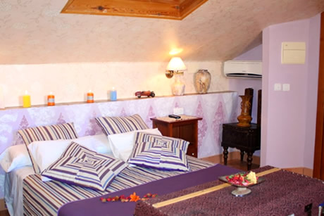 clean double room with elegant decoration at arabeluj hotel in granada