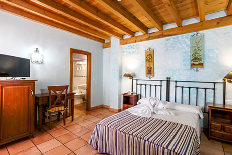 room with wooden decoration in the abadia hotel in granada