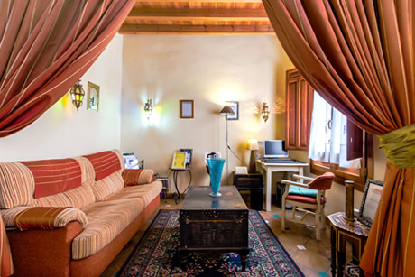 waiting room with sofas in abadia hotel