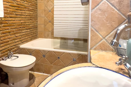 rustic bathroom in baclon neves