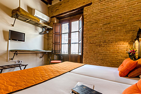 pretty orange triple room in federico's house