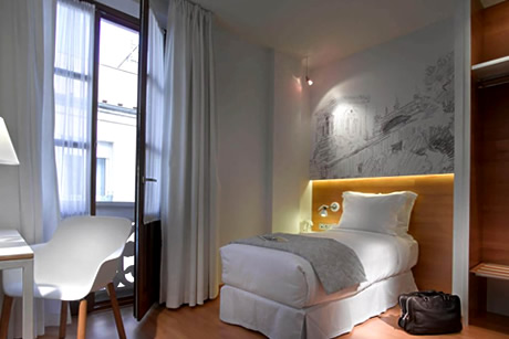 single room with bad and table in parraga seventh