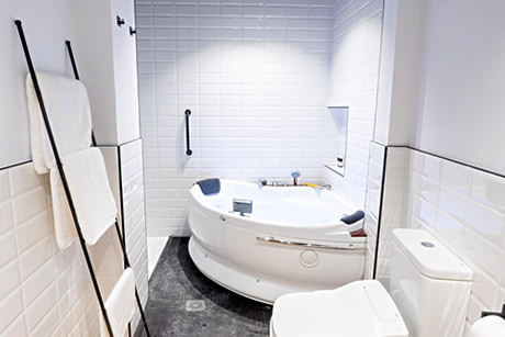 white marble bathroom in Puerta de las Granadas