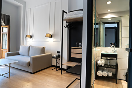 separation between living room and bathroom in puerta de las granadas