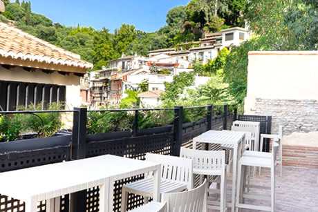 terrace with tables and chairs in puerta de las granadas