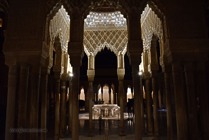 vista de alhambra de granada por la noche
