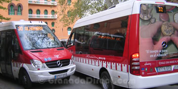 two alhambra buses going from and to the palace