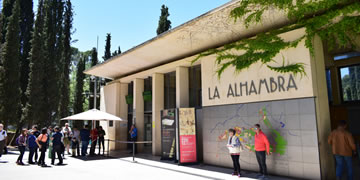 alhambra palace early empty entrance before opening hour