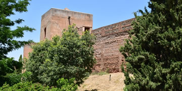 arab decorations and writings on the walls of the alhambra