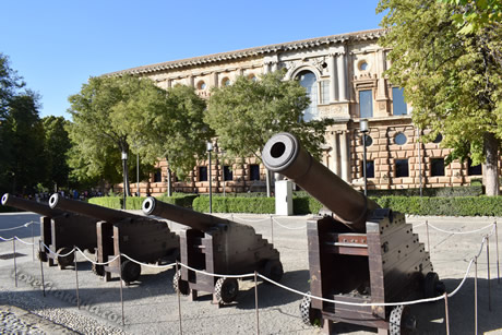 cañones en frente del palacio de carlos v