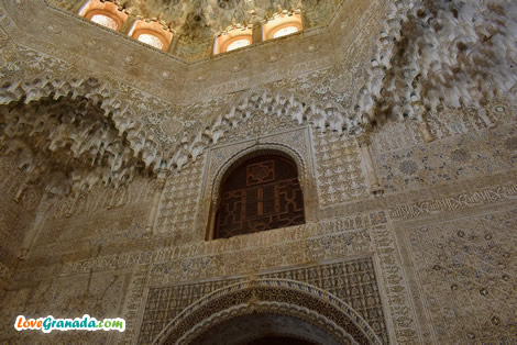 decoration and arches of the sala dos hermanas room