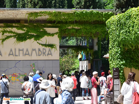 many people at the entrance to the alhambra