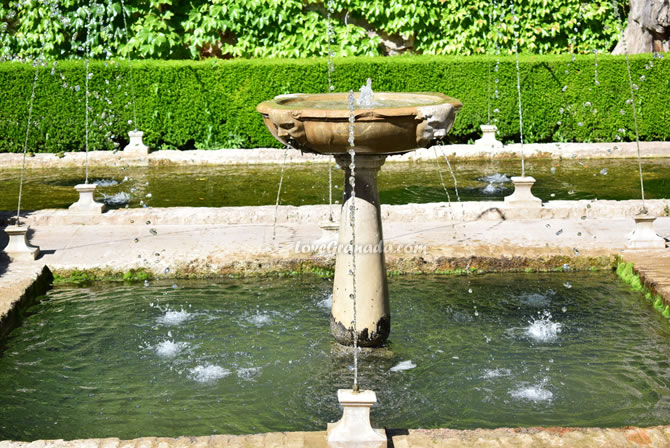 amazing fountain in the generalife gardens