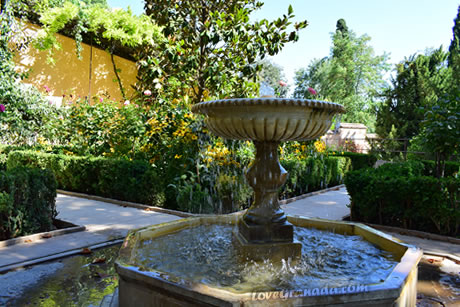 generalife fountains and green bushes