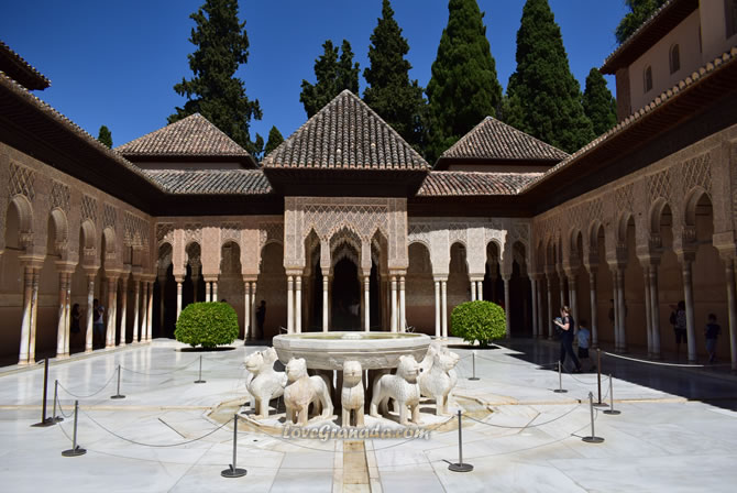 beautiful patio of lions in alhambra