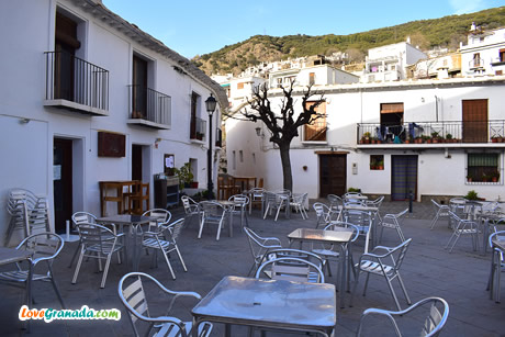 exterior of the plaza 6 restaurant in bubion