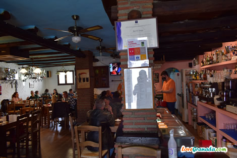 people eating inside the tinao in capileira