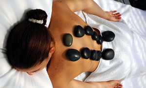 massage with stonesin royal bath of alhambra in granada