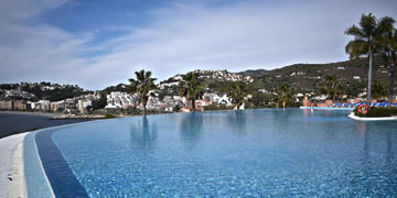 luxury and mid-range hotels in almunecar
