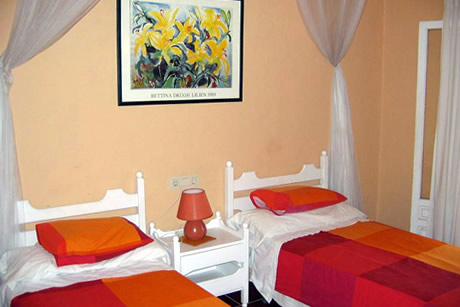 double bed in hostel california in almuñecar