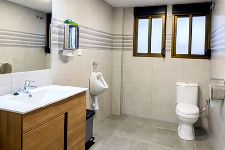big toilet with windows in hostel rocamar