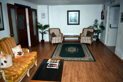 common rooum in hostel velilla with sofa and chairs