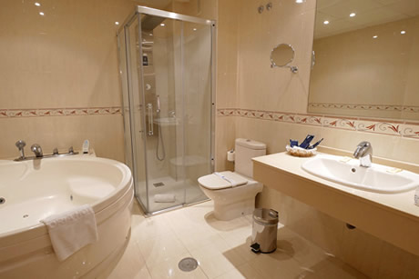 big bathroom with bath tab in hotel almuñecar playa