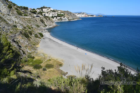 vista de la playa del muerto en almunecar
