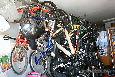paso tropical sevaral bicycles on the wall to rent