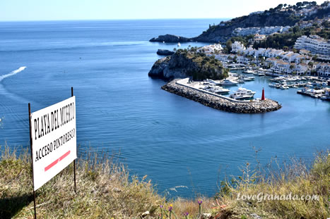 vista del puerto maritimo con la señal de la playa del muerto