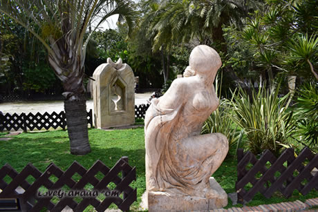 statue of woman in majuelo park in almuñecar