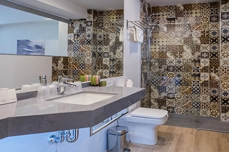 modern bathroom in hostal caleta bay