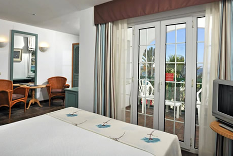 ample double room with balcony in tryp de los fenicios