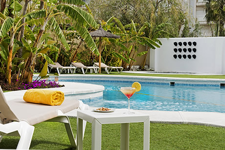 jpool and grass in hotel elba of motril