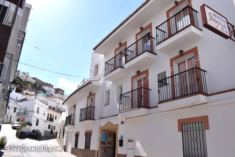 narrow street with white houses where hostel jayma is located