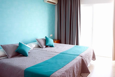 a room with double bed in the hotel salambina in slobrena