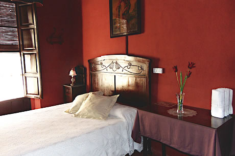 room with windows in backd in hostel san jose in salobreña