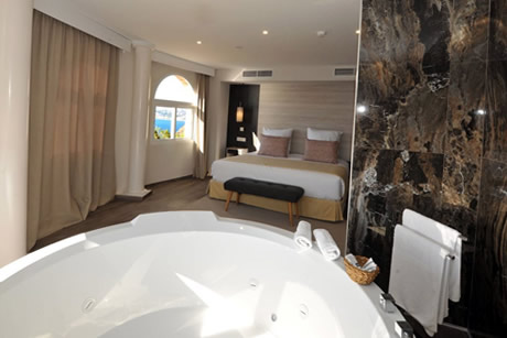luxyry room with bath tab in hotel salobrena
