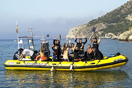 the boat and dives of buceo natura school