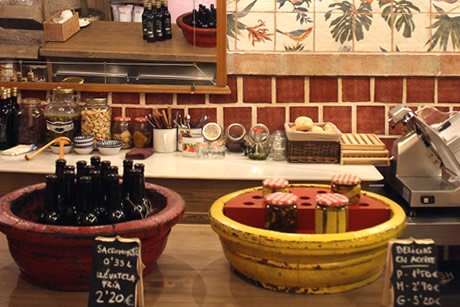 interior and counter of hermosa bar in granada