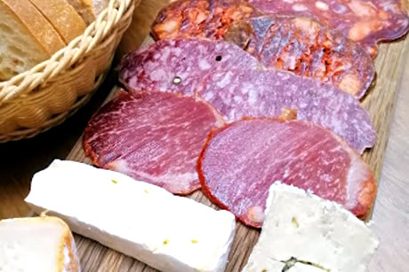 tapa of sausages and cheese in la transtienda